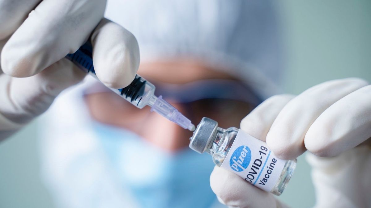Osm pečovatelů v Německu předávkovali vakcínou
